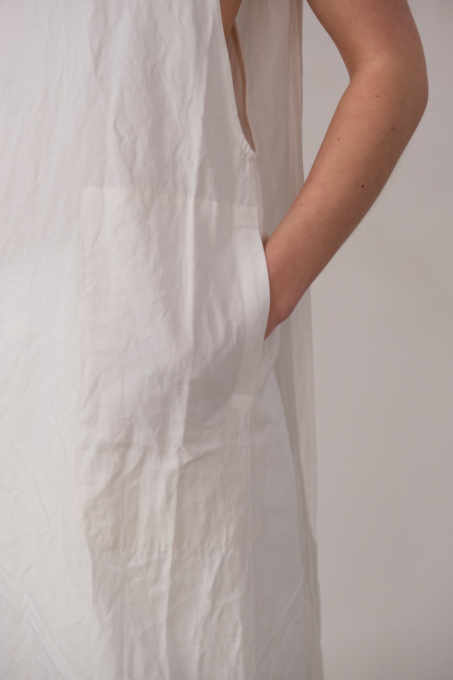 apron dress, white ultra-hard twist gabardine