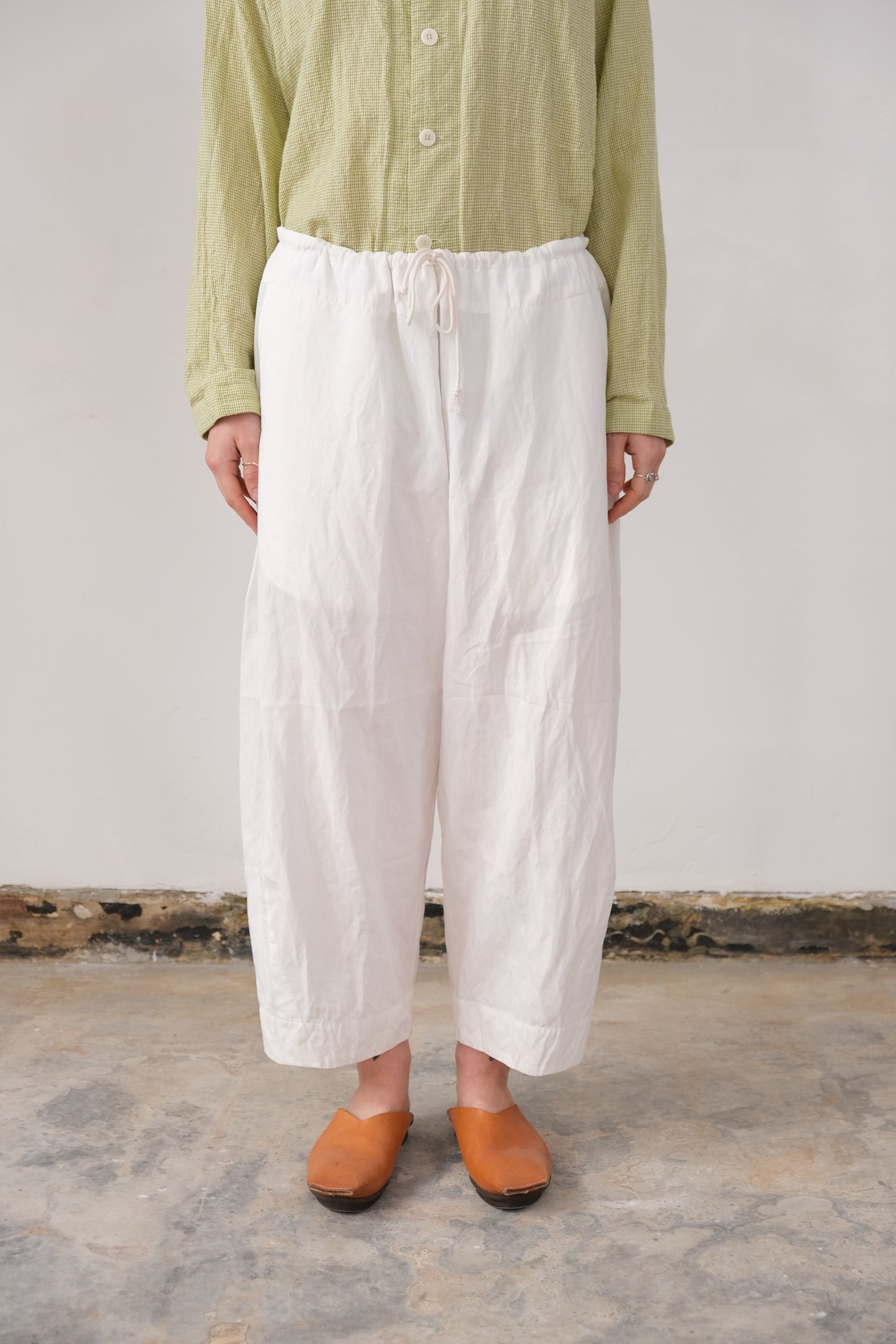 cloudy shaped trousers, white ultra-hard twist gabardine