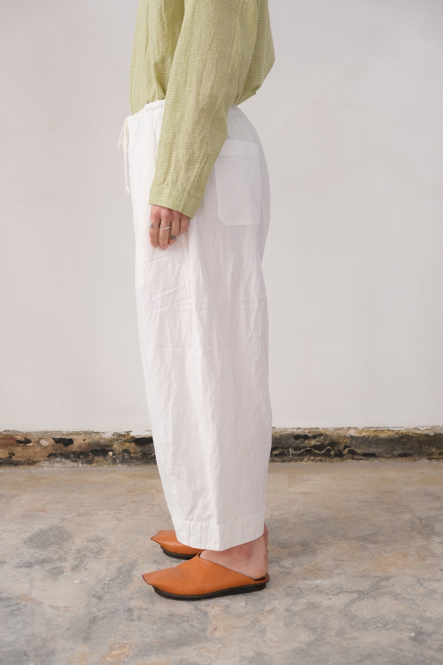 cloudy shaped trousers, white ultra-hard twist gabardine